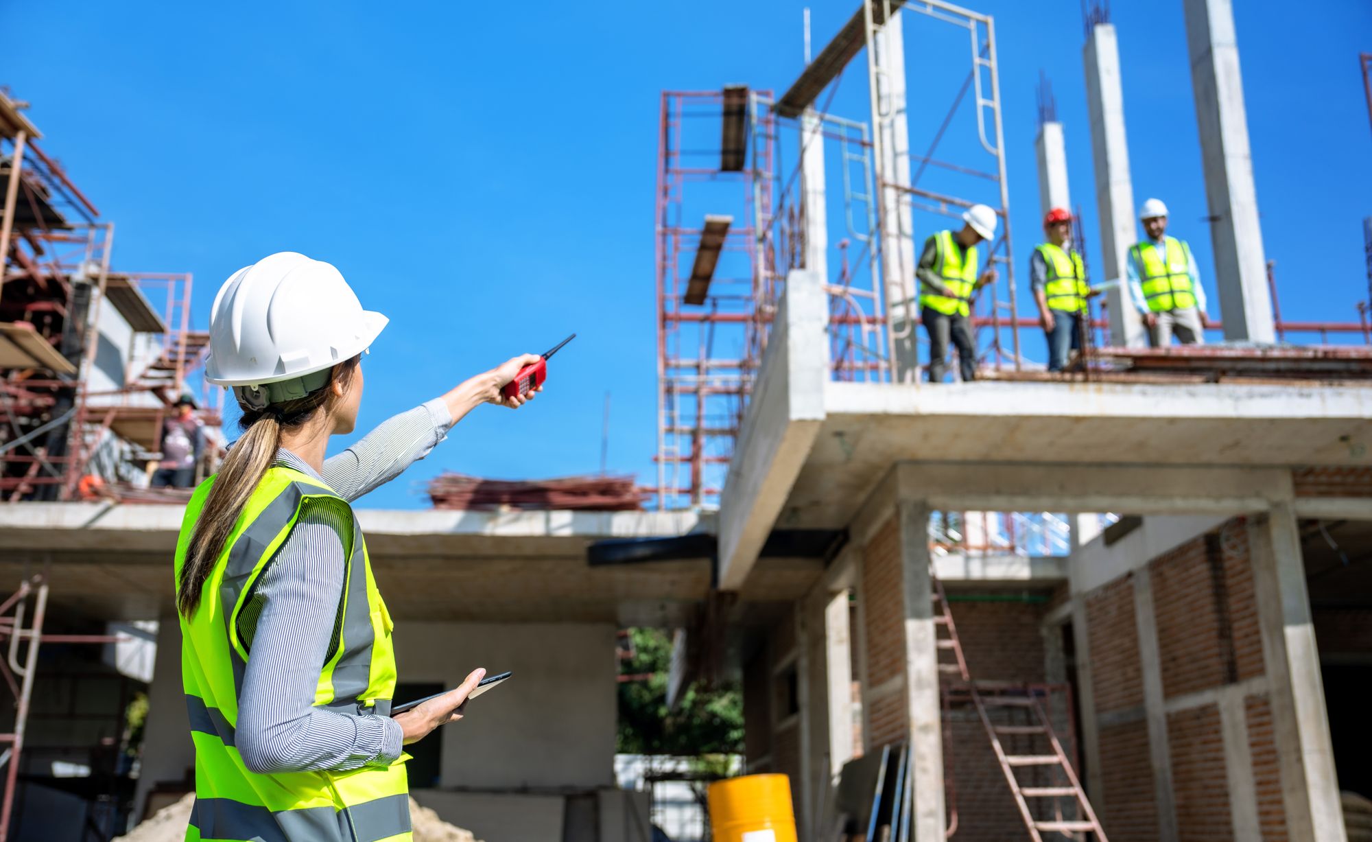 engineer talks to the contractor